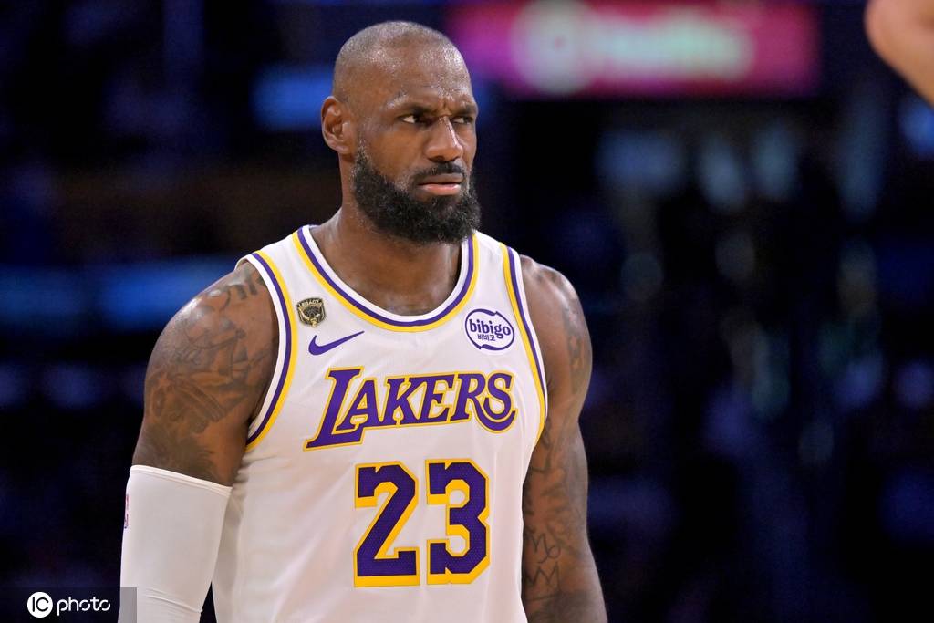 詹姆斯告知湖人将离队 不退役继续职业生涯